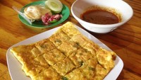 Martabak Kuah Kari dipotong 16 bagian. Pelengkapnya ada kuah kari dan acar bawang merah. Racikan martabak terasa gurih telur beraroma daun bawang. Pemakaian roti cane memberi tekstur empuk kenyal pada martabak. Kuah kari kecokelatan memakai daun kari yang wangi dan terasa pekat rempahnya. Paduan santan dengan ketumbar, jintan, kapulaga, cengkih, adas menambah kegurihan kari yang tak pedas ini. Sedap disuap bersama martabak.