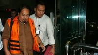 Rustami keluar gedung KPK usai menjalani pemeriksaan.