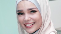 Senyum manis Dewi Sandra kala berpose di depan kamera. Pool/Gus Mun/detikFoto.