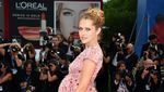 Hamil Tujuh Bulan, Teresa Palmer Tetap Menawan di Red Carpet Hacksaw Ridge