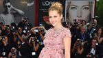 Hamil Tujuh Bulan, Teresa Palmer Tetap Menawan di Red Carpet Hacksaw Ridge