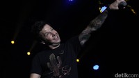 Pierre Bouvier, sang vokalis terlihat seringkali menyapa para penonton. Pool/Ismail/detikFoto.