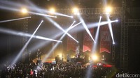 Penampilan Simple Plan di konser bertajuk Taking One For The Team Tour  di Eco Convention Center, Ancol, Jakarta Utara, Minggu (4/9) malam. Pool/Ismail/detikFoto.
