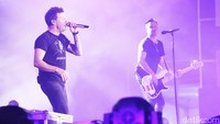 Ia juga memberikan kejutan dengan mengajak Tantry Kotak pada lagu Jetlag.