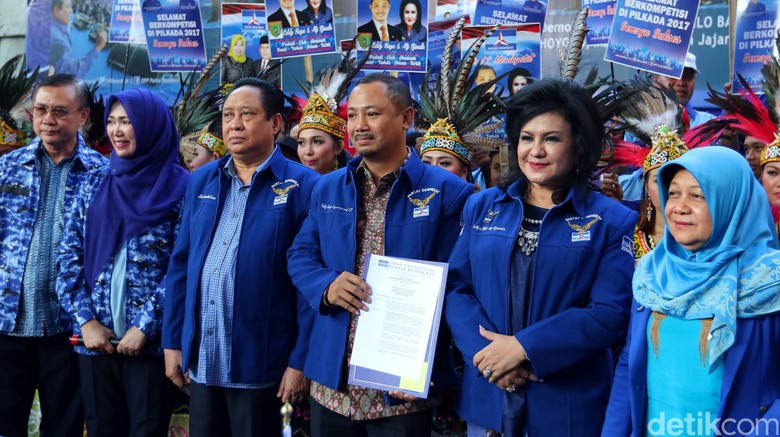 Demokrat Serahkan Rekomendasi ke 2 Paslon Bupati di Kalteng