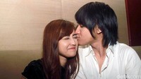 Muah..Ciuman mesra dari Kevin untuk Vicy. Pool/Gus Mun/detikFoto.