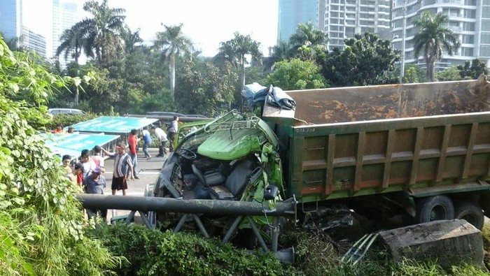 Sopir Mengantuk Diduga Penyebab Truk Tabrak Rambu di Tol Jakarta ke Tangerang