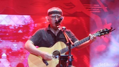 Aksi Iwan Fals di Konser Perayaan HUT ke-55