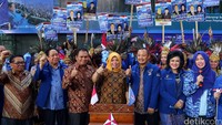 Paslon untuk Kabupaten Kotawaringin Barat ialah Nurhidayah (tengah) sebagai calon bupati dan Ahmadi Ryansyah (tiga dari kiri) sebagai calon wakil bupati. Sedangkan paslon untuk Kabupaten Barito Selatan ialah Eddy Raya Samsuri (tiga dari kanan) dan Satya Titiek Atyani Djoedir (dua dari kanan). Ist/Demokrat.