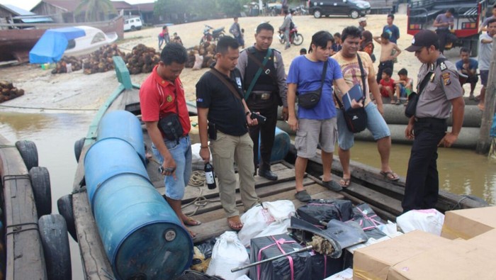 Polisi Sita Ribuan Miras Bermerek dari Kapal yang Karam di Sungai Kampar