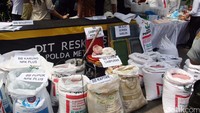 Dalam kasus ini polisi menyita sejumlah obat-obatam di rumah tersangka di antaranya 1.963 strip obat kadaluwarsa berbagai merk seperti flavin obat untuk alergi, sohobal, obat pelancar darah, Scopamin plus obat sakit perut, Zincare obat untuk diare, Lodia obat untuk Diare, Forbetes obat untuk sakit gula atau obat diabetes, Lipitor obat untuk Kolesterol, Acran Obat Untuk Maag, Cindala obat antibiotik, Mersikol obat nyeri tulang, Biosanbe obat untuk vitamin zat besi,Imudator obat untuk Vitamin daya tahan tubuh, Imudator obat untuk vitamin daya tahan tubuh, Padonil obat untuk, Nutrichol Obat untuk vitamin.