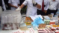 Selain itu juga di TKP ditemukan, 49 botol obat cair kadaluarsa berbagai macam merk, 24 karung obat kadaluarsa berbagai merk, 122 streep obat kadaluarsa berbagai macam jenis dan merk yang sudah diganti masa expired-nya, dan 3 botol nail polish remover serta cotton bud.