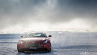 Para peserta mendapat kesempatan menguji keahlian mengemudi di permukaan es. Ist/Aston Martin.