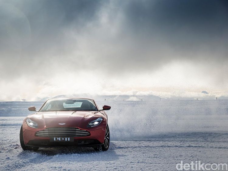 Menari di Es dengan Aston Martin