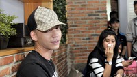 Sejak Mei ia telah menjalin kasih dengan mantan istri Dearly Dave Sompie atau yang akrab disebut Dirly Idol. Pool/Noel/detikFoto.