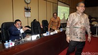 Mendes PDTT Eko Sandjojo saat tiba di ruang rapat Komisi V.