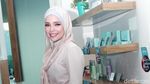 Senyum Manis Dewi Sandra Bikin Pria Luluh