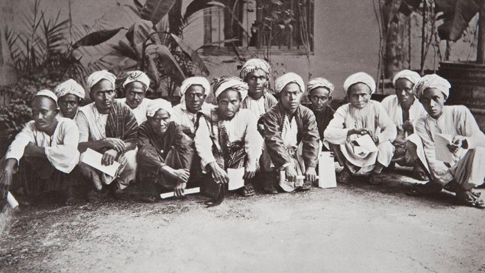 Jemaah haji asal Mandailing, Sumatera Utara, di Konsulat Jenderal Belanda di Jeddah pada 1884.