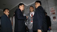 Persidangan di MK dimulai kurang lebih pukul 14.5 WIB di Gedung MK, Jalan Medan Merdeka Barat, Jakarta, Senin (5/9/2016). Persidangan ini sedianya mengagendakan mendengarkan jawaban DPR dan pemerintah yang akan menjawab mengapa UU mewajibkan inkumben harus cuti selama proses kampanye.