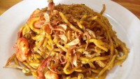 Mie Goreng Daging Udang memakai mie kuning lembut agak tebal dilengkapi potongan kecil-kecil daging, 3 ekor udang, daun bawang, irisan kol, tauge, dan taburan bawang merah goreng. Bumbunya berempah dengan pedas sedang dan membuat mie agak basah.