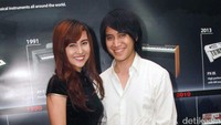 Kevin tampil dengan kemeja putih dan jeans putih, sedangkan Vicy tampak mengenakan crop top dan rok berbelahan hitam serta heels krem. Pool/Gus Mun/detikFoto.
