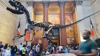 Selain fosil T-Rex, ada pula fosil raptor yang juga ramai dikerubungi wisatawan. Mereka asyik berfoto-foto dengan latar belakang dinosaurus tersebut (Rachmatunnisa/detikTravel)