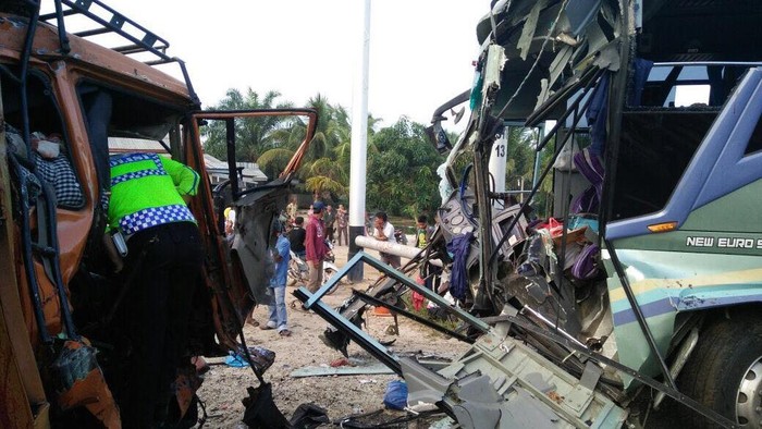 Sopir Bus Ugal-ugalan Tabrak Truk Fuso, 4 Orang Tewas di Riau
