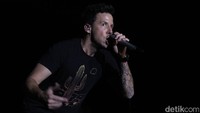 Hampir sama dengan di Bali, mereka langsung menggebrak dengan lagu Opinion Overload dari album terbaru mereka. Pool/Ismail/detikFoto.