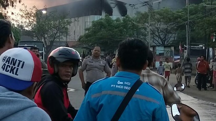 Gudang Ban di Tangerang Masih Terbakar, Lalin Daan Mogot ke Bandara Macet