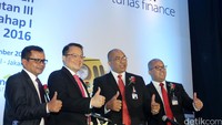 (Ki-ka) Managing Director PT Mandiri Sekuritas Donny Arsal, Direktur Marketing & Sales PT Mandiri Tunas Finance Harjanto Tjitohardjojo, Direktur Utama PT Mandiri Tunas Finance Ignatius Susatyo Wijoyo, dan Direktur Keuangan PT Mandiri Tunas FInance Ade Cahyo Nugroho mengacungkan jempol bersama saat menghadiri penawaran umum berkelanjutan di Jakarta, Senin (5/9/2016).