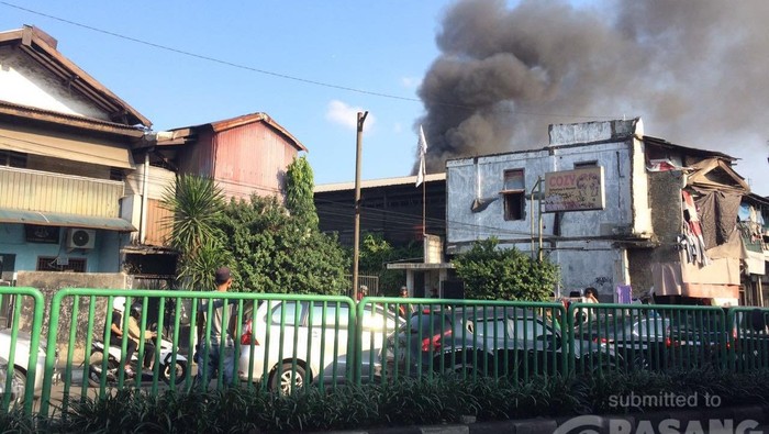 Kebakaran Landa Permukiman Padat di Kota Bambu Jakbar, Jl KS Tubun Macet