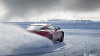 Peserta menguji keahlian mengemudi di atas permukaan es dengan bimbingan ahli dari Aston Martin Professional Driving Instructors. Ist/Aston Martin.