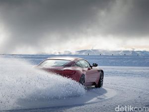 Menari Bersama Aston Martin di Lautan Es