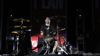Perubahan warna lampu mengikuti dentuman drum Chuck Comeau pada lagu Boom seolah-olah menyihir para penonton. Pool/Ismail/detikFoto.