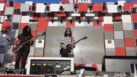 Aksi Kelompok Penerbang Roket mengawali dengan hits mereka seperti Mati Muda hingga Hujan Badai pun membuat penonton lebih antusias di panggung A Stage.