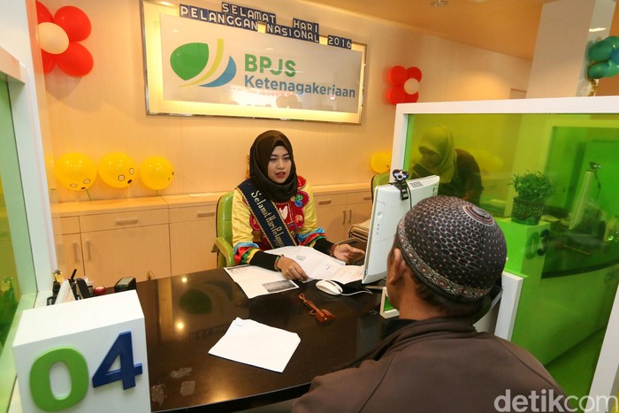 Direktur Perluasan Kepesertaan BPJS Ketenagakerjaan Ilyas Lubis memperingati Hari Pelanggan Nasional dengan menyapa dan melayani peserta yang mendatangi kantor cabang Rawamangun, Jakarta, Senin (4/9/2016).
