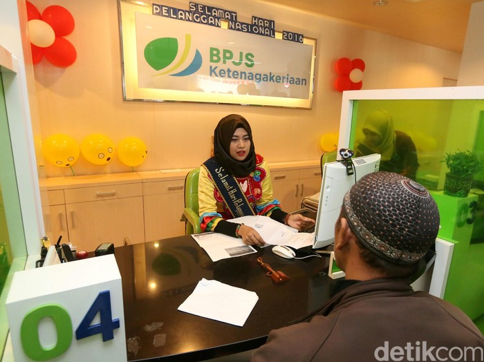 Direktur Perluasan Kepesertaan BPJS Ketenagakerjaan Ilyas Lubis memperingati Hari Pelanggan Nasional dengan menyapa dan melayani peserta yang mendatangi kantor cabang Rawamangun, Jakarta, Senin (4/9/2016).