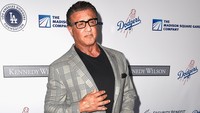 Sylvester Stallone pernah diusir dari apartemen dan tinggal di terminal City Port. Ia tidur beralaskan kardus selama tiga minggu hingga akhirnya mendapatkan pekerjaan dan beralih ke dunia akting. Frazer Harrison/Getty Images.