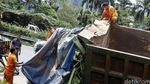 Truk Tabrak Tiang Rambu Lalin di Tol Merak