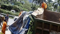 Petugas berusaha mengevakuasi truk tersebut.