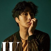 Artis Korea yang populer di drakor Cinderella with Four Knights ini berasal dari keluarga yang berpengaruh. Dilansir dari Soompi, ayah Jung Il Woo adalah direktur akademi Kendo (anggar Jepang) dan kakeknya merupakan direktur utama rumah sakit terkenal di Korea. Foto: Instagram/Jung Il Woo