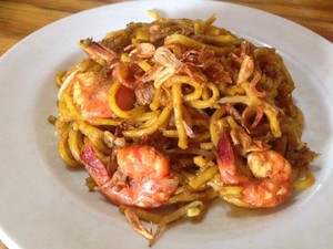 Mie Aceh Bang Surya: Sedapnya Mie Goreng Berempah Plus Martabak Kuah Kari