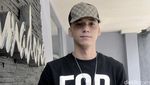 Stefan William Kasual dengan Snapback