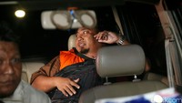 Rustami memasuki mobil yang akan membawanya ke Rutan Polres Jakarta Timur.