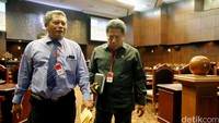 Hakim tinggi Lilik Mulyadi (kiri) berjalan dengan juru bicara MA Suhadi usai persidangan.