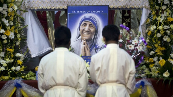 Santa Teresa Disucikan oleh Paus Fransiskus di Vatikan