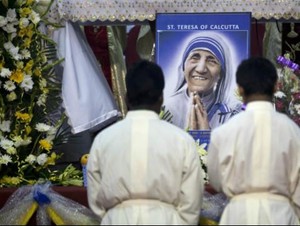 Santa Teresa Disucikan oleh Paus Fransiskus di Vatikan