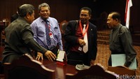 (kiri-kanan) Juru bicara MA Suhadi, hakim tinggi Lilik Mulyadi, hakim Binsar Gultom dan Mantan hakim konstitusi Ahmad Syarifuddin Natabaya usai persidangan. Selain itu, juru bicara MA Suhadi ikut memberi pendapat sebagai pihak terkait.