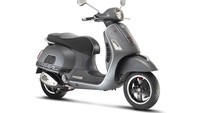 Dengan mesin empat langkah, silinder tunggal 300cc empat katup, serta sistem pendingin cair dan injeksi elektronik, motor Vespa yang berukuran paling besar dan paling bertenaga ini didukung performa tinggi. Itu membuat skutik ini ideal untuk perjalanan dalam kota, touring, maupun perjalanan jarak jauh.
