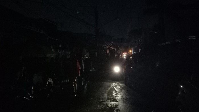 Usai Kebakaran, Listrik Rumah Warga di Kota Bambu Jakbar Padam